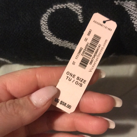 V I C T O R I A S E C R E T B L A N K E T - Picture 2 of 2